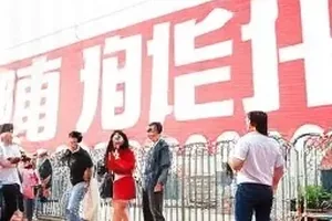 货架价签特写，买一送一标签下方的原价被划掉